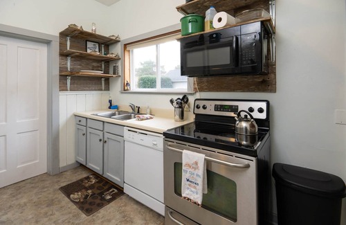 Seaside House | Kids welcome Pac-Man Arcade! 1 blk to beach. King bed, Pack 'n Play, Fenced yard