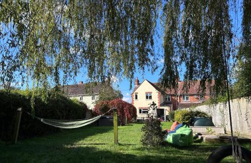 South Cadbury House | King Arthur's Rest House, Hot Tub & Garden Sleeps 10