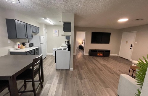 Oaks Historic District Apartment | King Bed 2BR Unit Free Parking