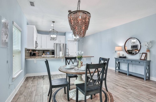 Jacksonville Beach House | King Bed, 5 min walk Jax Beach, Free parking, Wifi