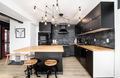 Dunkin Hill Condo | King Bed and Bunks/Office. Free Bus to Town/Skiing. Sweet View!