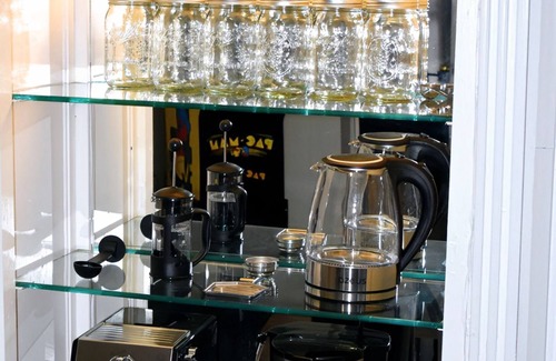 Elizabeth Apartment | King Bed/Coffee Bar/Meditation Room/Remote Work/PacMan/30min to NYC