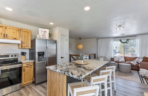 Kearns House | King Bed, Large Sectionals, Kids Area, Outdoor Living! Curated & Cozy Scandi!
