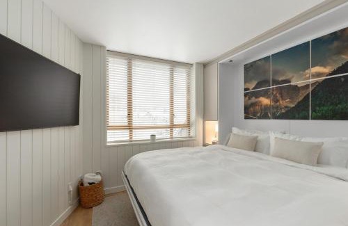 Village North House | KING Bed - Premium STUDIO Suite - Ski Valet - Village