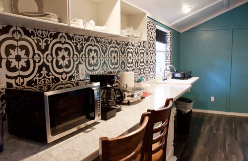 Kennard House | KING BED, SCREENED IN PORCH, KITCHEN, SHOWER, WIFI, ROKU, NEAR RATCLIFF LAKE