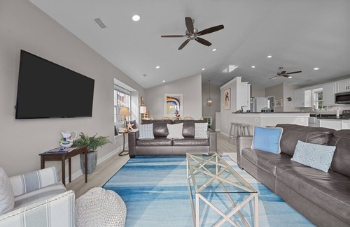 Island Oaks House | King Beds, New Renovations! Beach and Waterway Access!