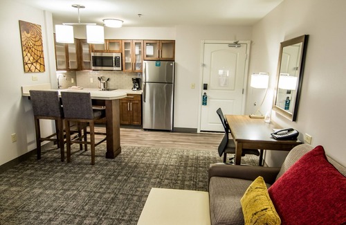 Midtown Anchorage Condo | King Suite | Free Daily Breakfast, Pool & Hot Tub Access
