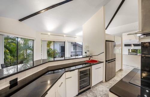 Kailua Villa | King Suite Oasis: Unwind with Jacuzzi & Bay Views (Unit B)