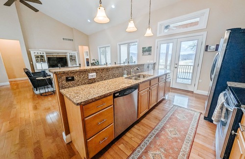 Lake Ozark House | King Suite! Stay & Play Rates! Overlooking 9th fairway at Osage National!