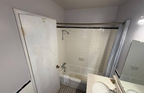 Danville Hotel | King Unit Near Arts & History Museum, Pets Welcome and Parking Included!