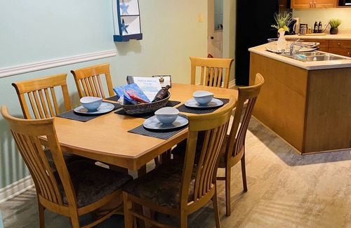 Goderich House | KingBed,Sleeps10+,SmrtTV,BBQ,Gym,FireTable,FullKitchen. All in walking distance.