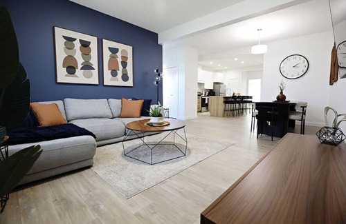 Northwest Edmonton House | Kinglet 4BR Getaway |A/C|Garage|Near WEM|Disney+