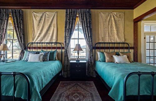 Boerne House | Kingsby Farmhouse - 1BR with 2 Queens & Mountain Views