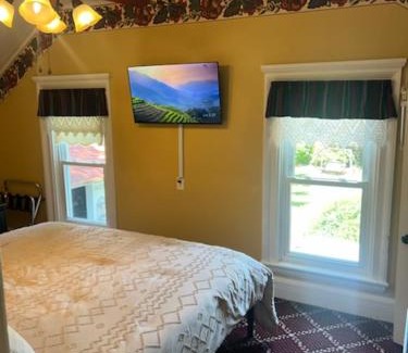 Fennville Bed & Breakfast | Kingsley House Bed & Breakfast - Full Home