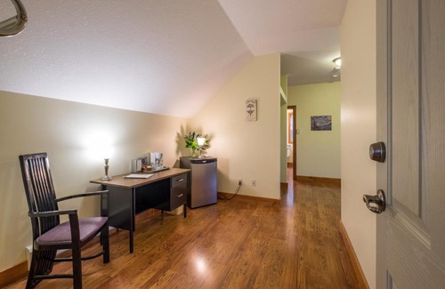 North Oyster Cabin | Kiwi Cove Lodge