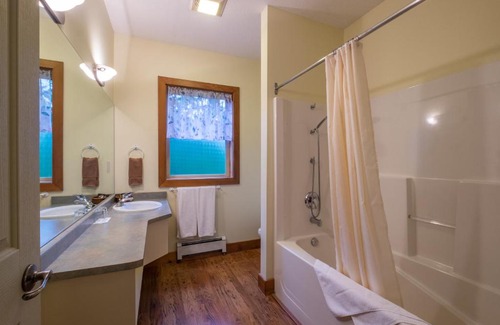 North Oyster Cabin | Kiwi Cove Lodge