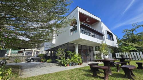 Kota Kinabalu House | KK Sunset Villa- Full Sunset Balcony, Mosquito Free, 4K TVs, 5G WIFI and more!