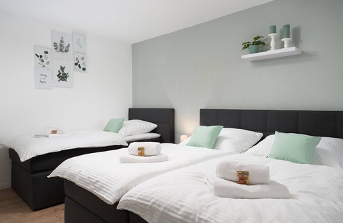 Hildesheim District Apartment | ☆Kleinberries | Washers & Dryers | Kitchen | NETFLIX