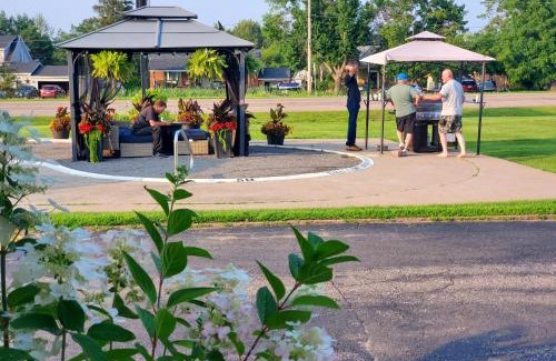 Laurentian Valley Hotel | Knights Inn Colonial Fireside Inn