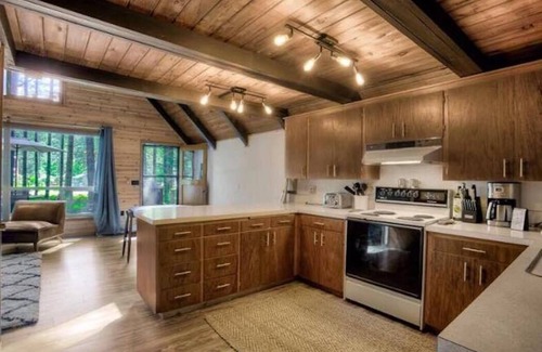 Packwood Cabin | Knotty Cedars Retreat - Wilderness Adventures Await!