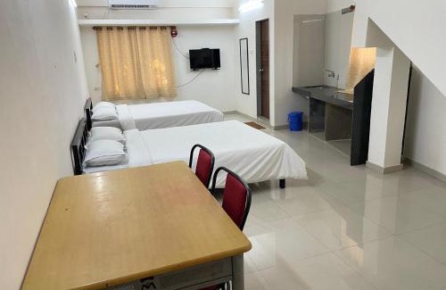 Kankavali Apartment | Konkan Central Kankavali AC Family Room