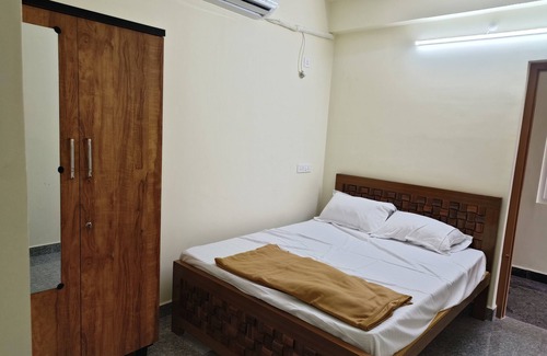 Tiruvannamalai Cabin | Ks rooms near by temple and giripradashan road car parking available