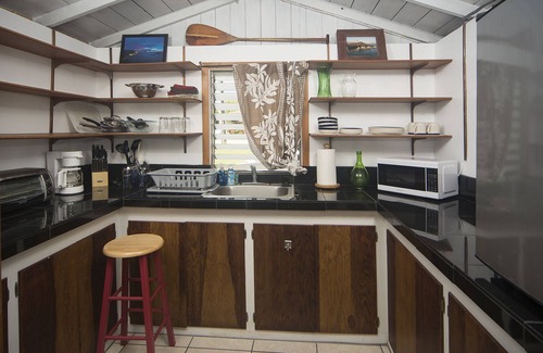 Eastern Honolulu Apartment | Kuliouou Cottage - Pet Friendly - 5 min from the beach!