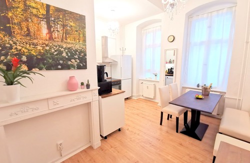 Charlottenburg Apartment | KVH - Apt. "Schloss Charlottenburg" with EXTRAS - box spring bed & office desk etc.