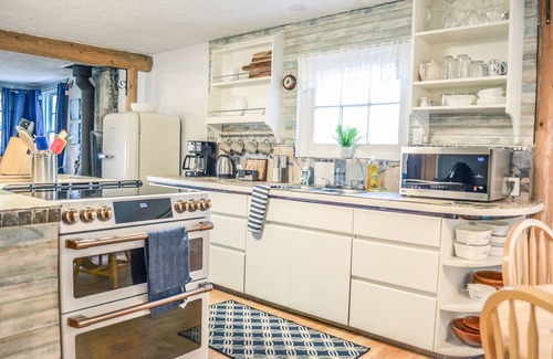 Comox House | Kye Bay Pet Friendly Steps to Beach - Encl. Porch