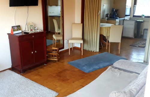 Orth Condo | Ländliche Ferienwohnung mit Terasse und Eigenem Eingang