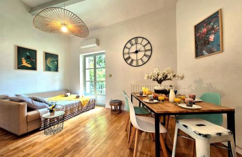Nimes City Centre Apartment | L'artiste-balcon-clim