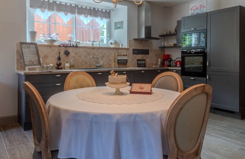 Yvrac-et-Malleyrand Apartment | L'Écrin de la Rose – Peaceful retreat with pool, nature, and pet-friendly accommodations.