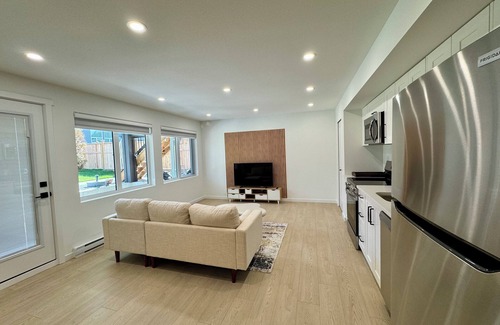 Langley House | L'espace Retreat. 2 Bedroom 1 Bathroom Opening Special