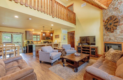 Reeds Spring Cabin | L136, 4-Br, 4-Bath Luxury Cabin w/Fast WiFi, AC in Beautiful Stonebridge Resort