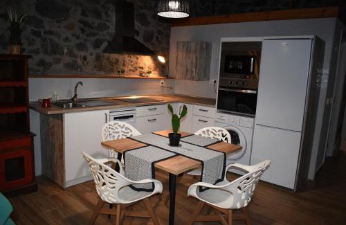 Ramales de la Victoria Apartment | La Antigua Cuadra es un alojamiento de piedra y altos techos de madera con mucho encanto, jardín privado con barbacoa y acceso al río Asón