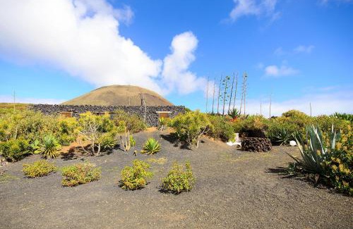 Haria Villa | La Bodega - House on volcano with a piano
