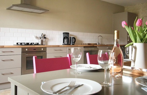 Reaux Apartment | La Cannonerie: Gîte in the heart of the Cognac vineyards with swimming pool.