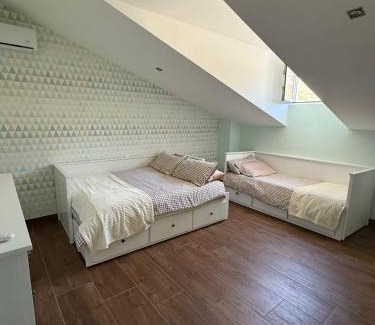 El Barraco House | La casa amarilla