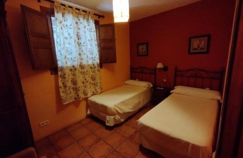 Condemios de Abajo House | La Casa de los Gatos