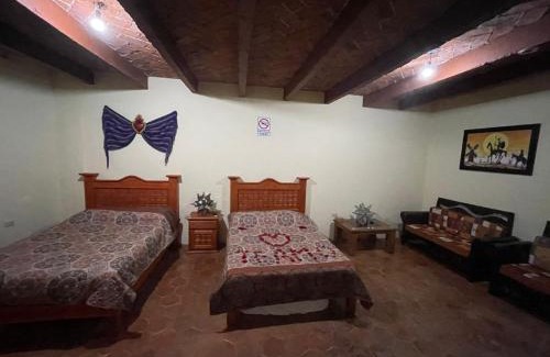 Colonia Azteca Hostel | La Casa del Abuelo