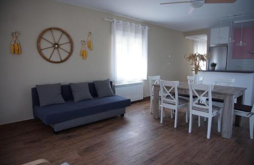 Granja Llumes House | La Casa Del Rio