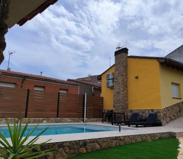 Castillo de Bayuela Ski Chalet | La casita de Ra