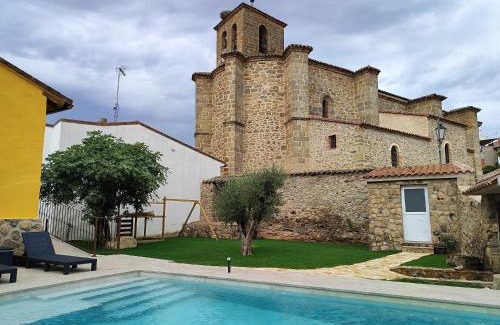 Castillo de Bayuela Ski Chalet | La casita de Ra