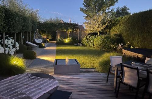 Tournai Bed & Breakfast | La chambre du puits avec 2 jacuzzis , sauna et Hammam privatif