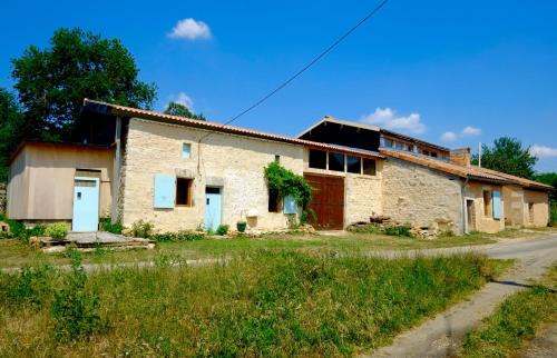 Cellefrouin House | La Maison des Forges, ancienne grange charentaise transformée en habitation atypique en lisière de forêt pour 10 personnes maximum