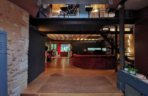 Cellefrouin House | La Maison des Forges, ancienne grange charentaise transformée en habitation atypique en lisière de forêt pour 10 personnes maximum