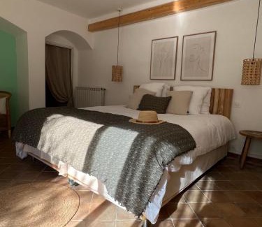 Saint-Genies-de-Malgoires House | La Maison Des Autres, piscine chauffée, chambres d'hôtes proches Uzès, Nîmes, Pont du Gard