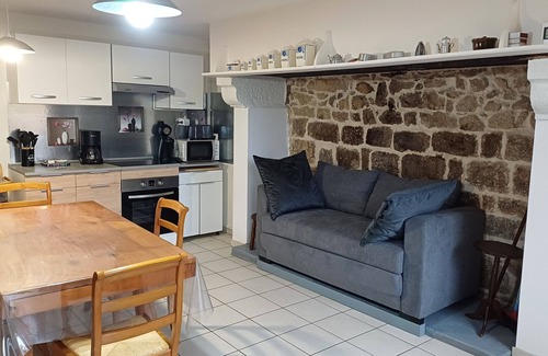 Saint-Oradoux-de-Chirouze Cottage | La Méouzine, gîte for 4 people, 5 minutes from the pond, pets welcome,