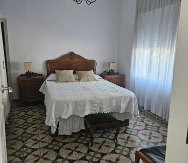 Nava de la Asuncion House | La Nava, casa de pueblo con patio y calefacción con chimenea