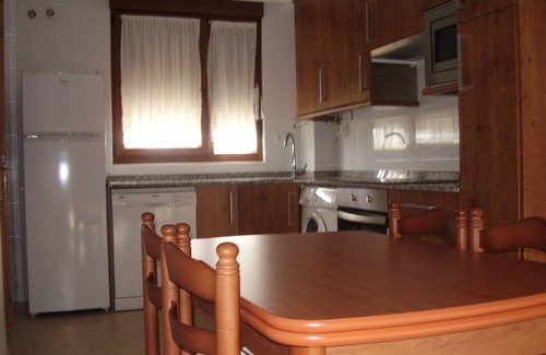 Viveda House | La pergola House with garden Barbecue and Porch